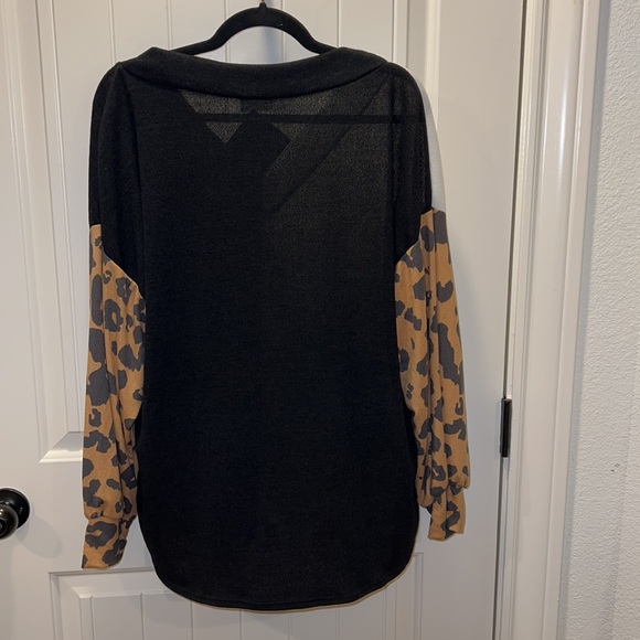Leopard sleeve Colorblock Top - Picture 4 of 5